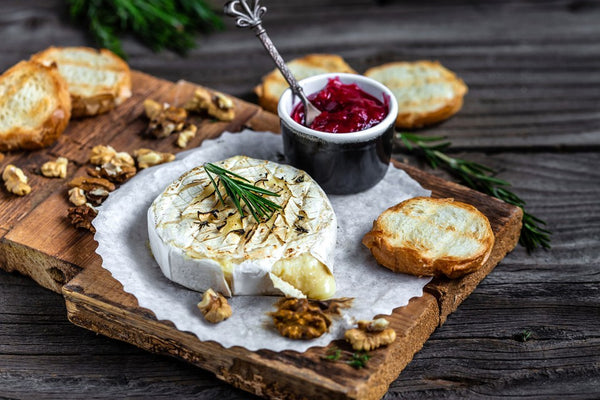 Camembert gratinato con erbe e composta