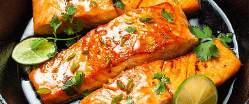Salmão grelhado na Air Fryer com mel e molho de soja