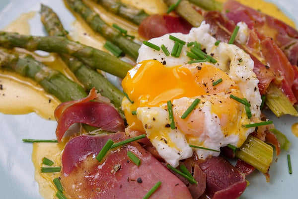 Espargos com Ovos Benedict no Micro-ondas Air Fryer