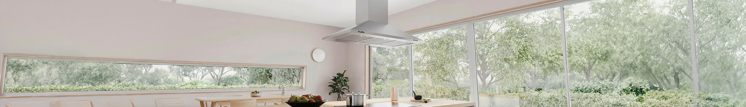 Exaustor de cozinha da marca Flama, em inox tipo ilha, instalado num balcão central com vista para o jardim através de grandes janelas