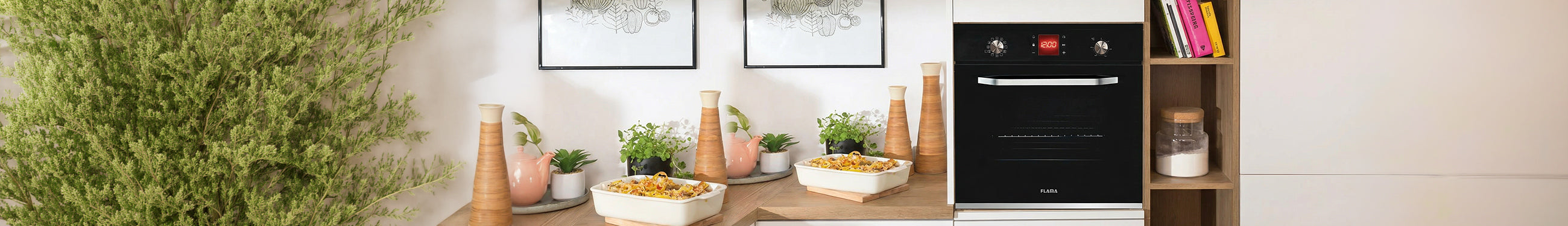 Forno elétrico de encastre preto da marca Flama numa cozinha decorada com plantas e pratos cozinhados