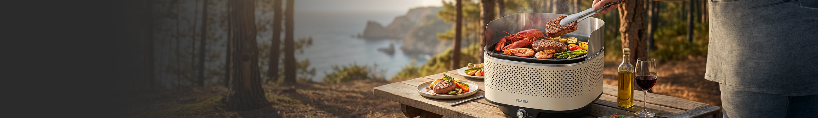 Grelhador portátil a carvão Mastergrill EVO da Flama a grelhar carne e marisco numa mesa de piquenique com vista para o mar