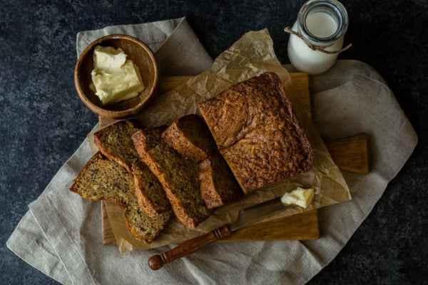 Bolo de banana, nozes e canela