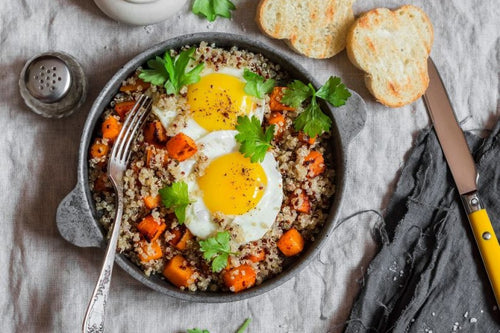 Salada de quinoa com batata doce e ovo