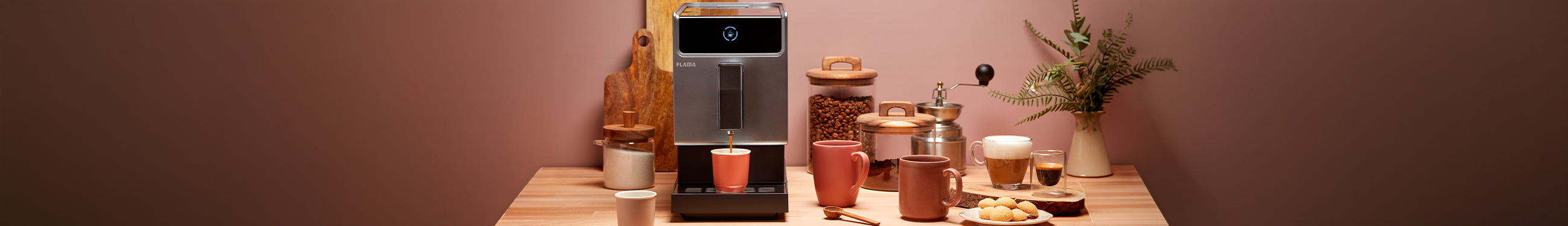 Maquina de café da marca Flama a tirar café para uma chávena numa mesa com grãos e chávenas