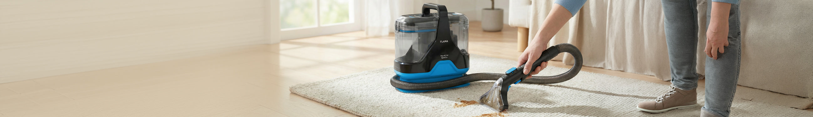 Máquina de limpeza para múltiplas superfícies da Flama a remover uma nódoa de um tapete claro numa sala