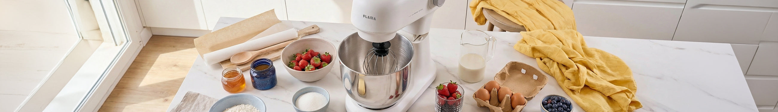 Robot de cozinha da marca Flama numa bancada de mármore com morangos, ovos e farinha
